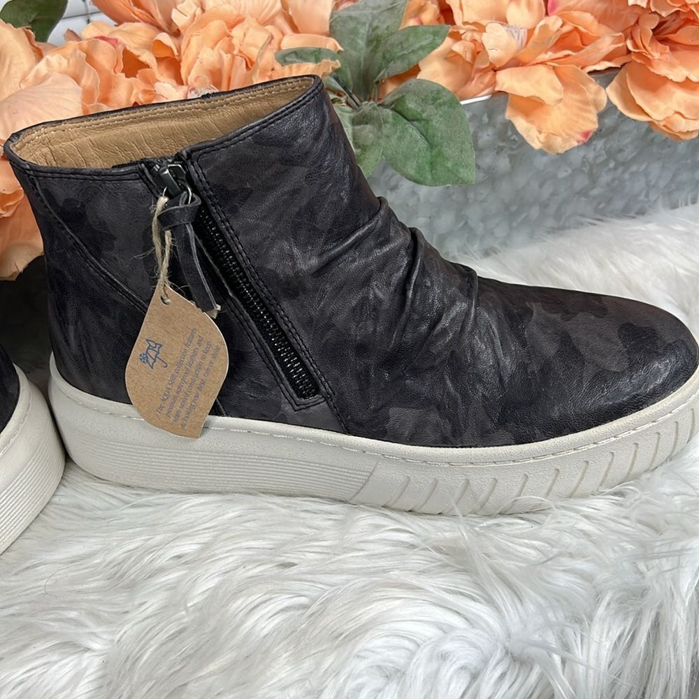 Sofft Portland Water Resistant Camo Platform Bootie Size 10 - Picture 9 of 11